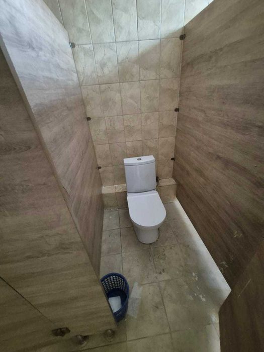 кабины туалетной комнаты