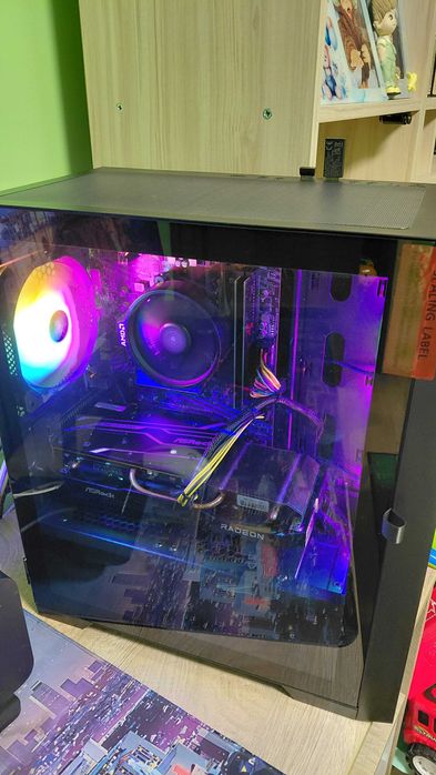 Геймърски компютър с монитор