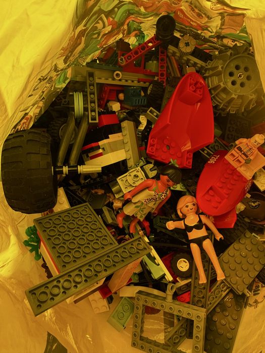 Lego 1,450 kg - contine doua figurine playmobil
