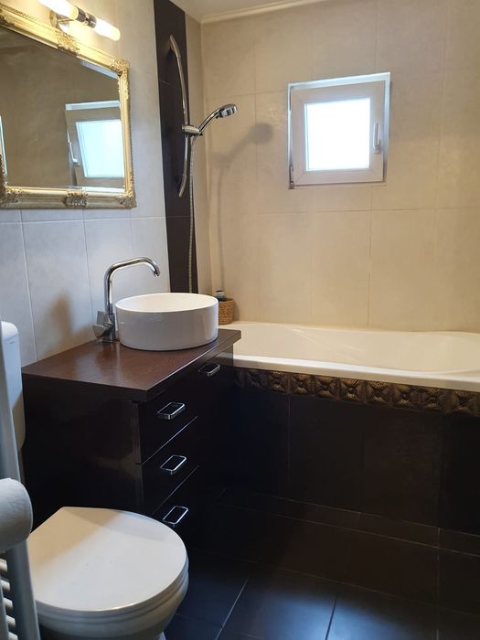 Închiriez apartament 3 camere, tip PB, zona Decebal