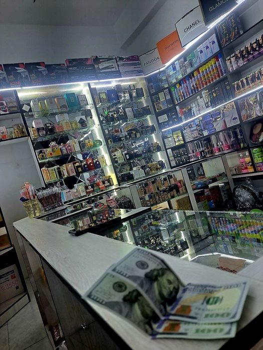 PERFUMERIYA TOVARLARI SOTILADI 
Parfyumeriya tovarlari prilavka b