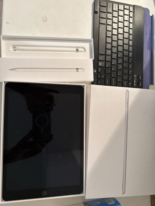 Продам ,Айпад 9, 64 гб памяти,с эпл пенсилом и с клавиатурой