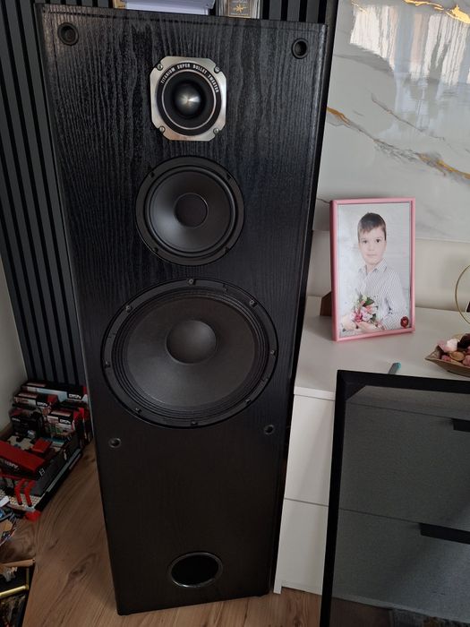 Boxe hi fi pe 8 ohmi 200wati, cu difuzoare beyma  cu diametru de 12 inch, versatile 12g40 beyma ,înălțime 1, 25 m,adâncime 40 cm,38 lățime.