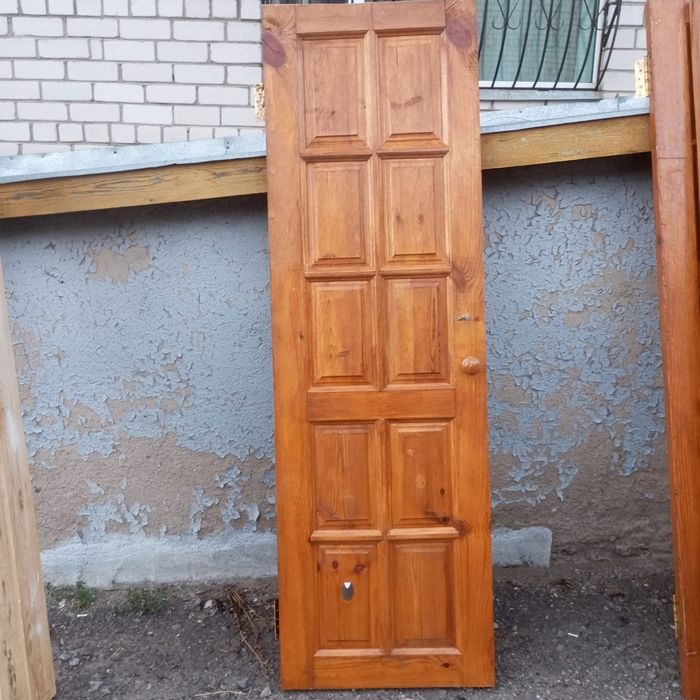 Двери с обналичниками и косяками