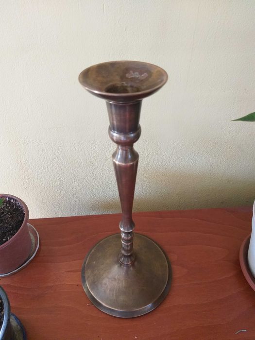 Елегантен месингов свещник