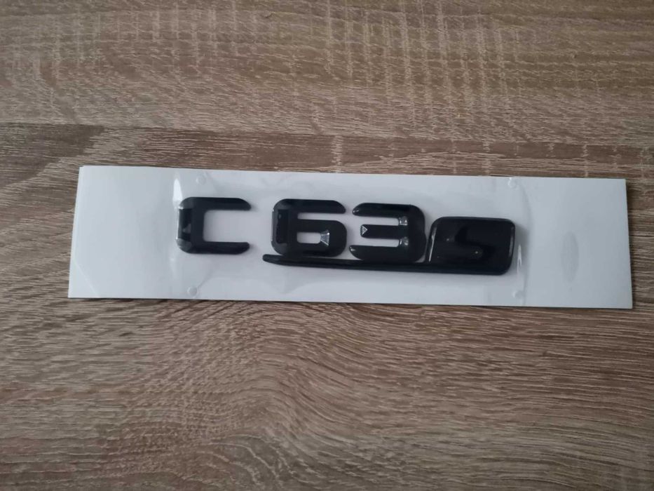 чисто черен надпис Mercedes Benz C63S