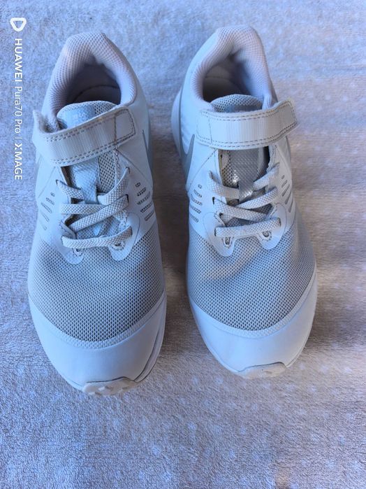 Страхотни бели маратонки nike за момиче номер35 стелка22см, като нови