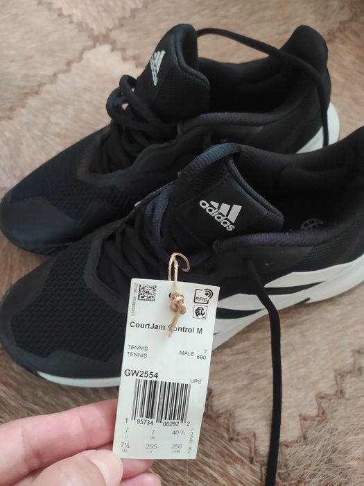 Продам кроссовки Адидас