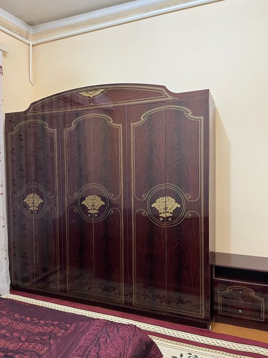 Спальний гарнитур сотилади