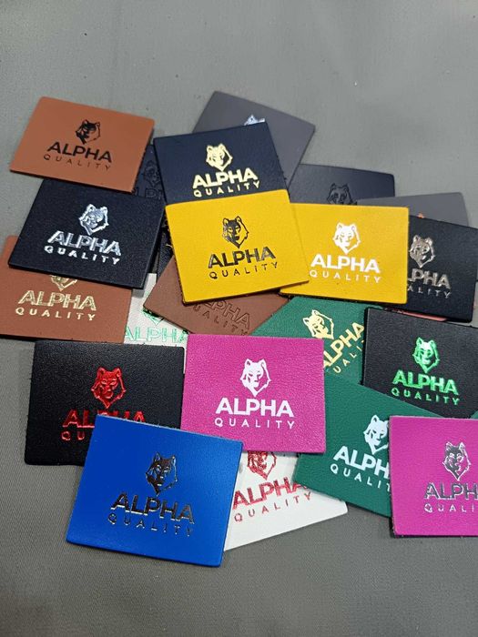 Etichete personalizate din piele reciclata si naturala