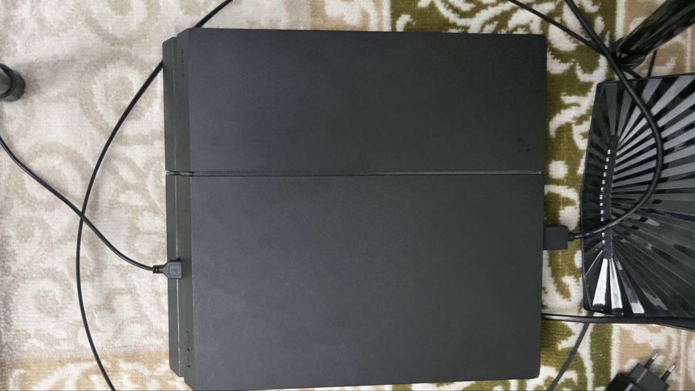 Продам PS4 Fat + 2 джойстика + игры