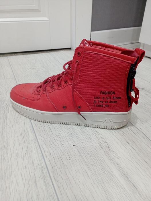 Продам красные кроссовки взрослые