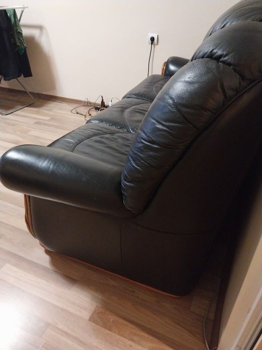 Черен кожен диван