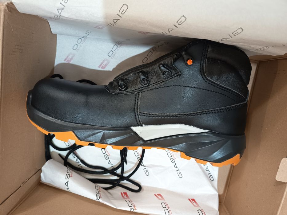 Продавам чисто нови обувки "GIASCO" (с бомбе)