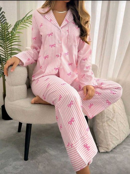 Комплект пижама с дълъг ръкав и папионка.