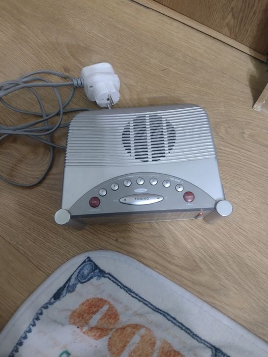 Radio cu ceas și alarmă