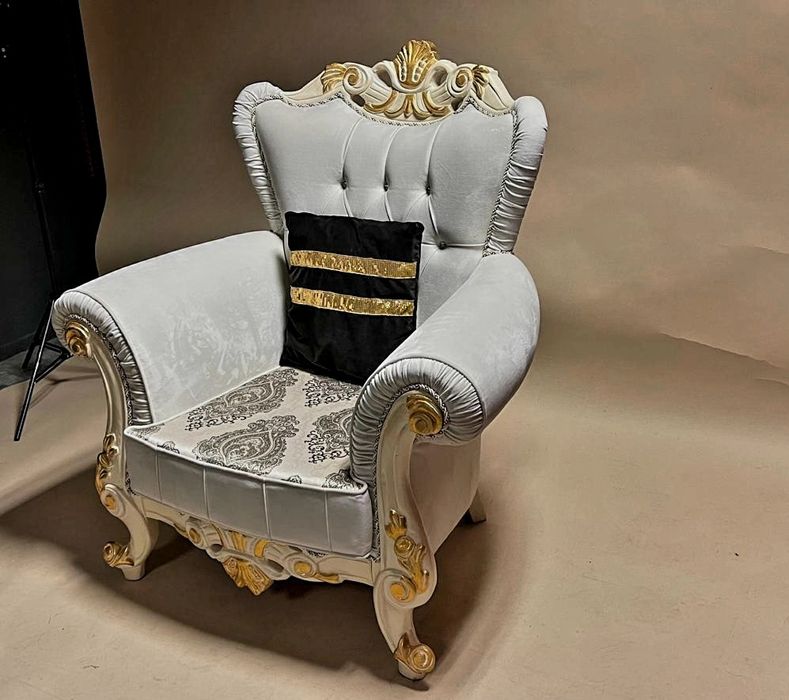 Два броя фотьойл в стил Барок