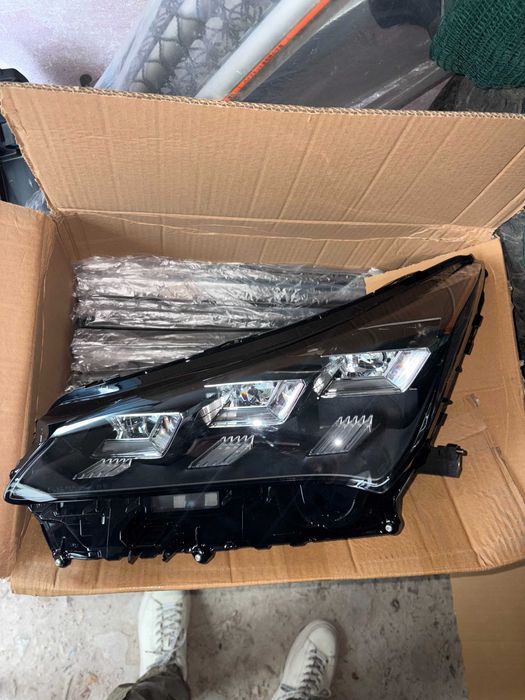 Оригинален десен фар за Lexus NX 2014-2017 Tri Beam LED НОВ