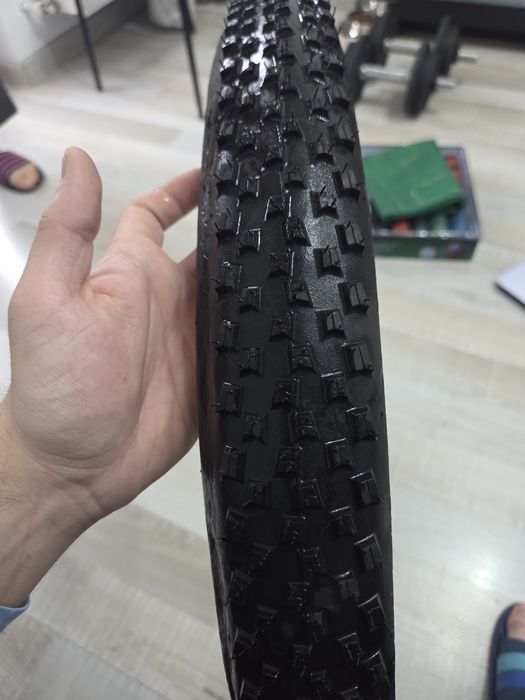 Vând schimbator si cauciu de bicicleta