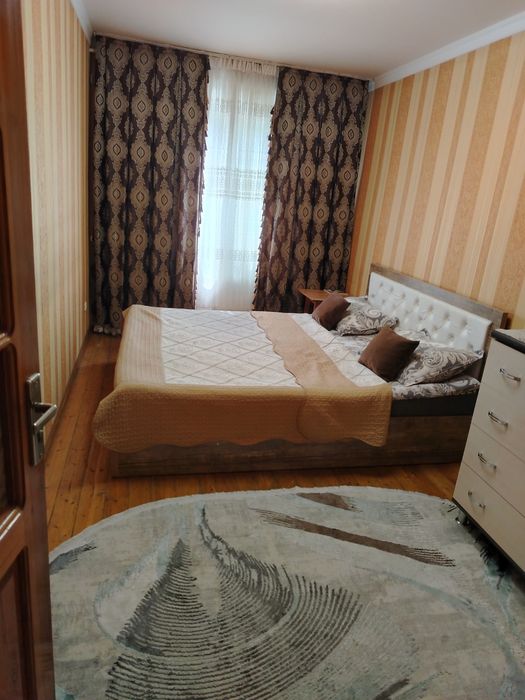 Uy  sotiladi srochna  Uchtepa 15 Kv  22 dom 5 etaj 40 kv