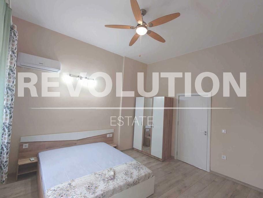 Дава се под наем Етаж от къща в Варна, Център - 140 кв.м за 750 € - Снимка #2