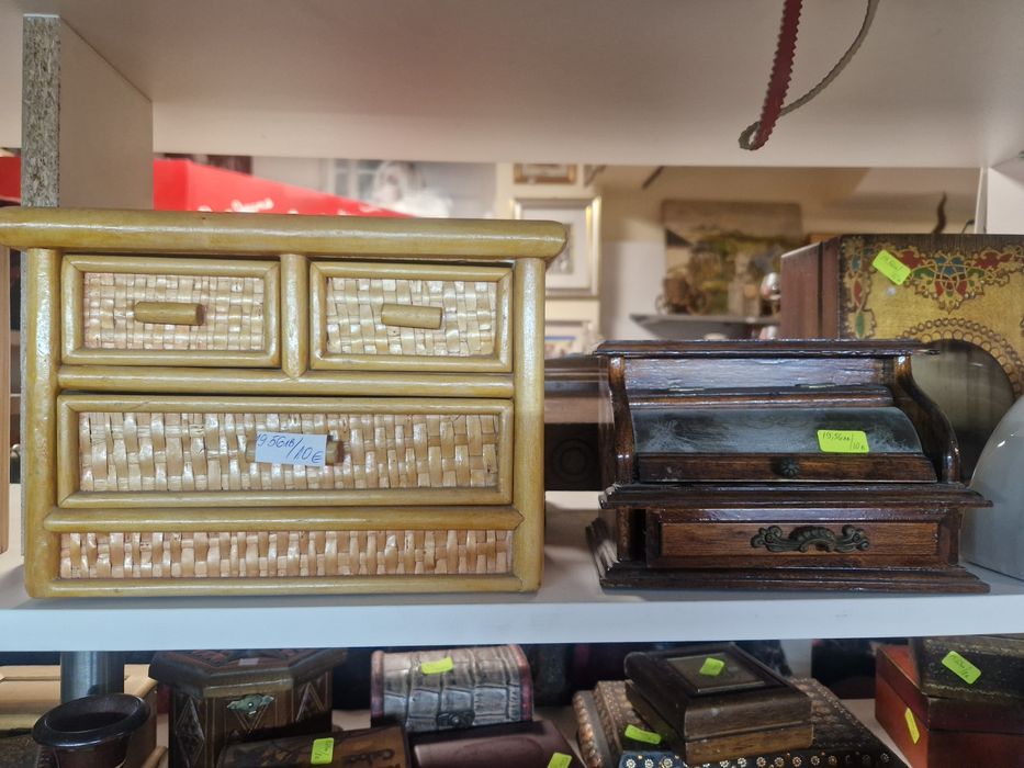 Разпродажба сувенири от дърво и порцелан