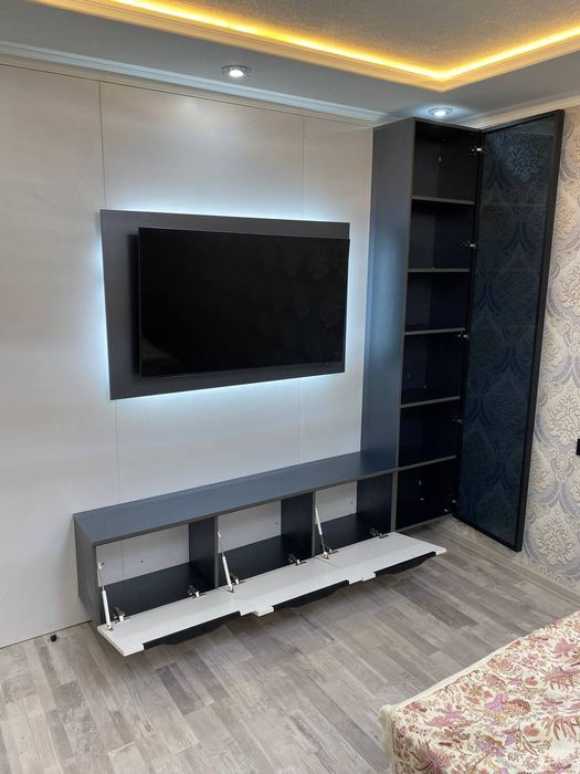 ТВ тумба стеклянными дверцами