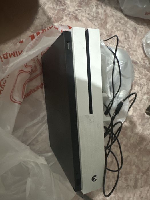 Продам  X-box 512gb 2 джостика игры