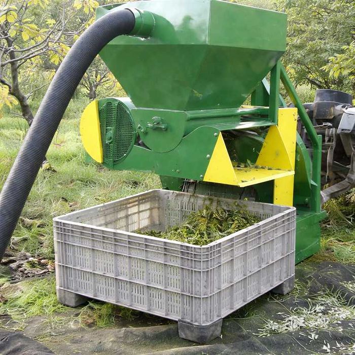 Mașină profesională pentru recoltat alune, nuci, castane și migdale – cuplare la tractor