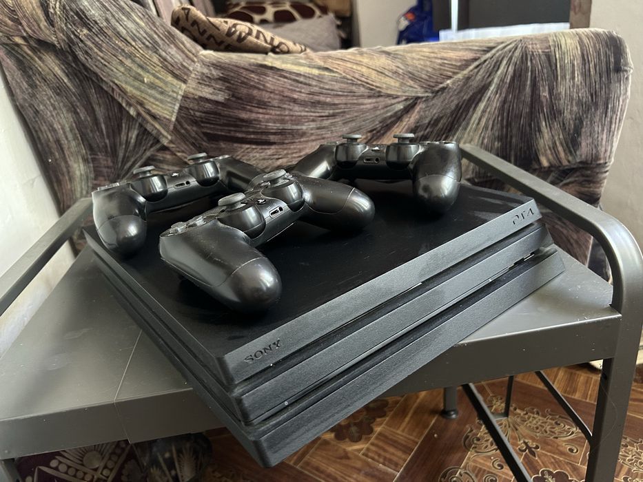 Vând PlayStation 4 Pro + 3 Controllere + 7 Jocuri