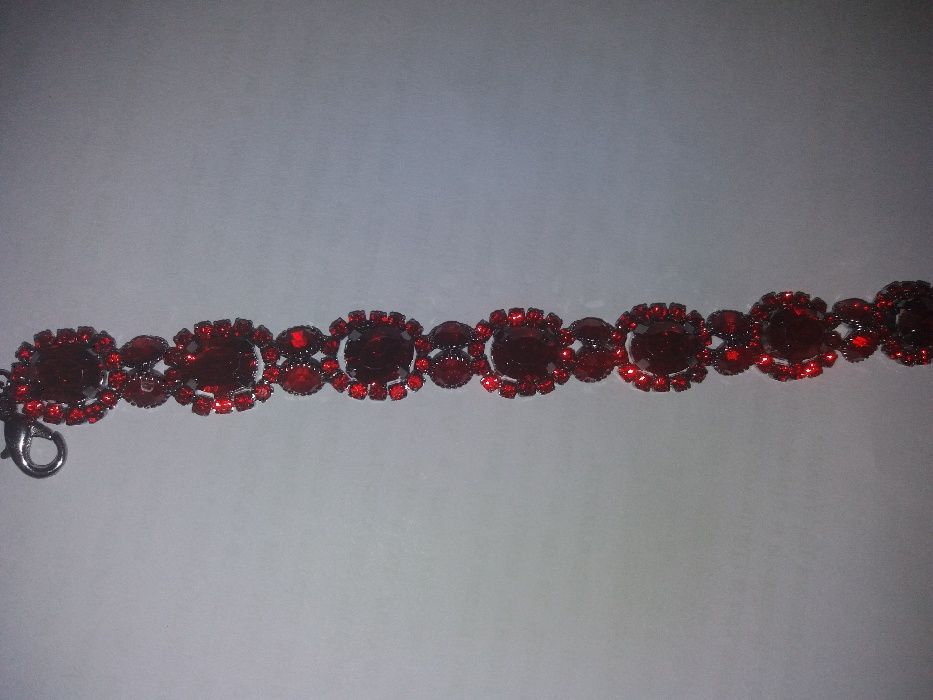 Червена гривна с камъни