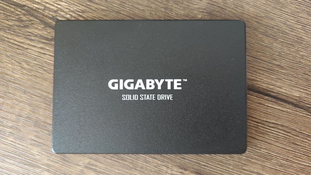 Продаю SSD в отличном состоянии 2.5" 256, 240 гб