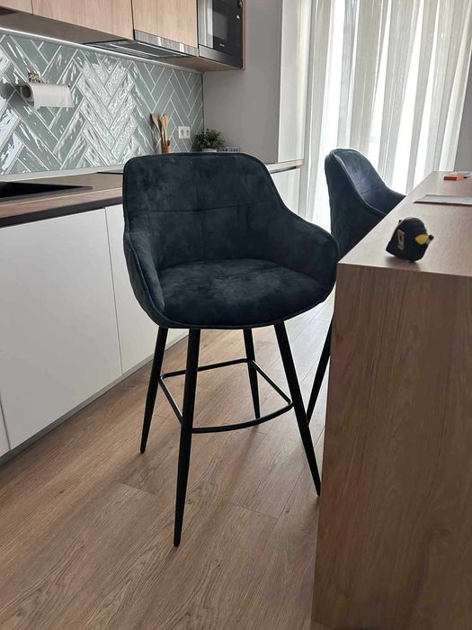 Doua scaune albastre de catifea de bar montate
