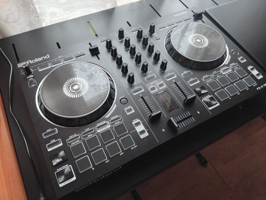 Se vinde consolă roland dj 202
