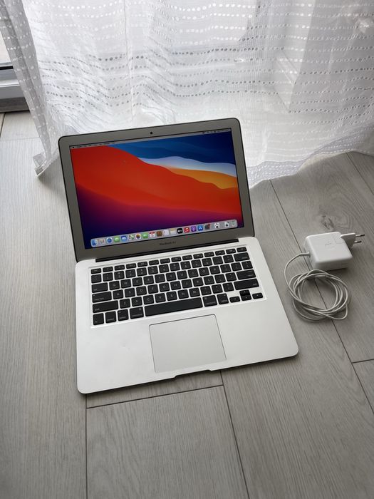 • Macbook Air •  BATERIE 95% •