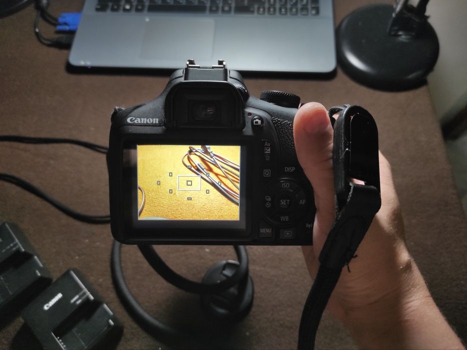 Canon EOS 2000D + EF-S 18-55mm IS II – пълен комплект, отлично състояние