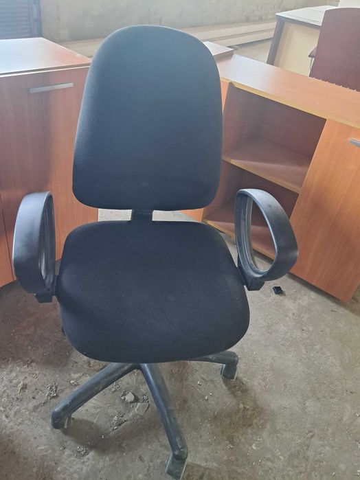 Бюро с два шкафа и въртящ стол