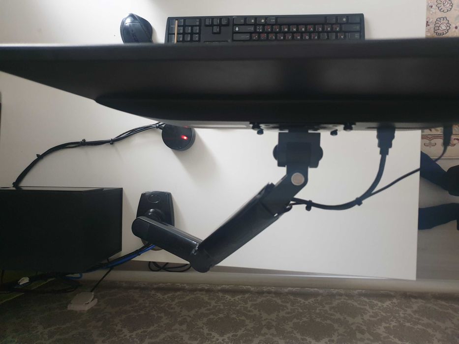 Игровой монитор почти новый 22 с кронштейном.