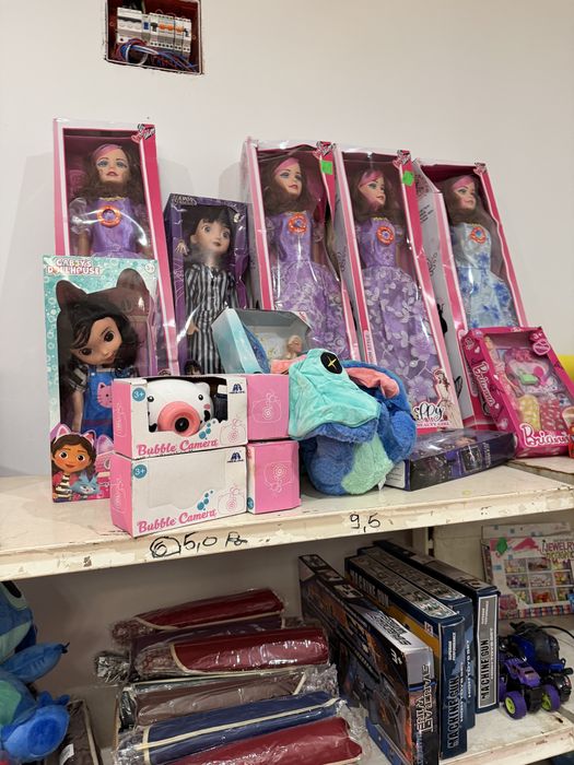 Vand stoc de jucarii