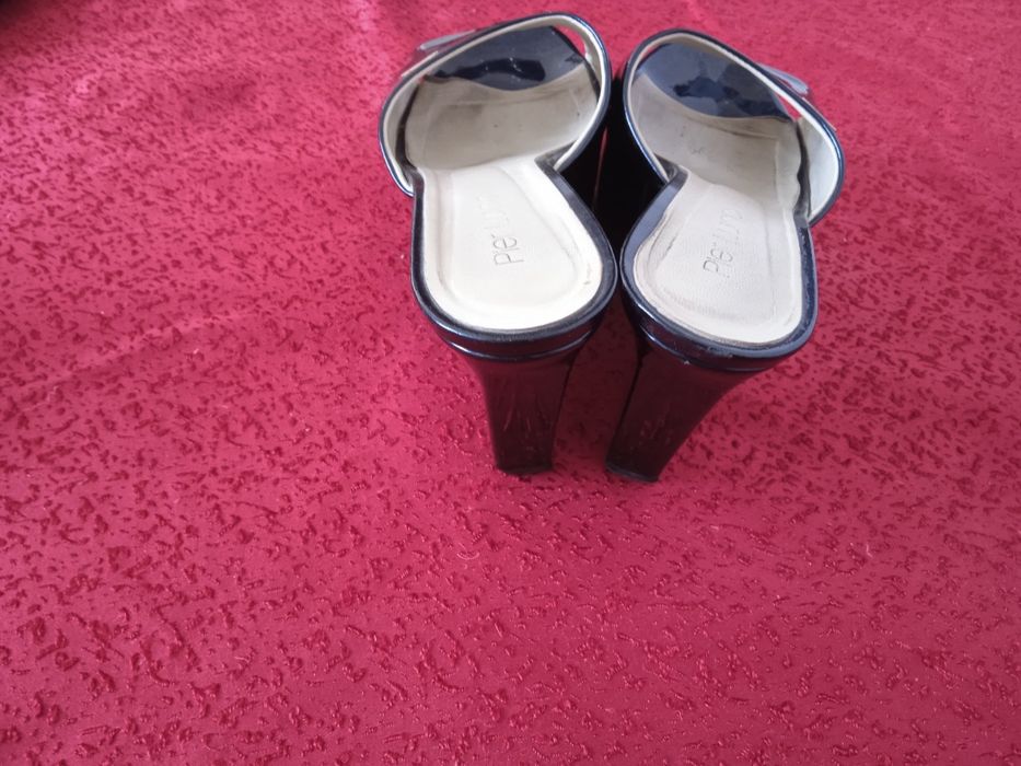 Шлепки лаковые  на высокой пол форме