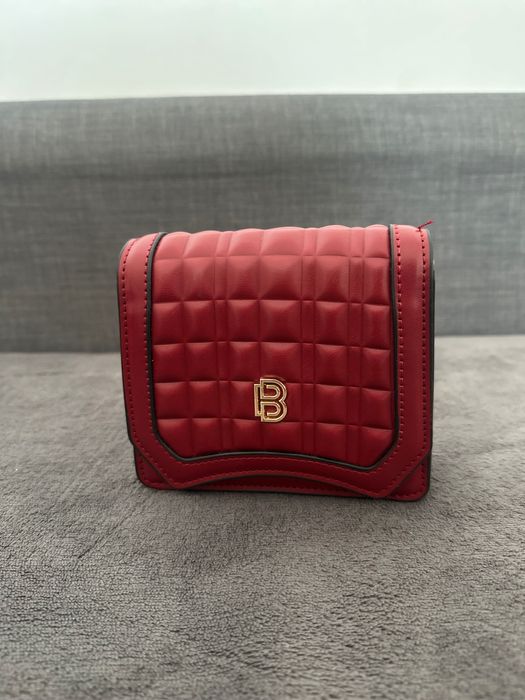 Малка червена чантичка