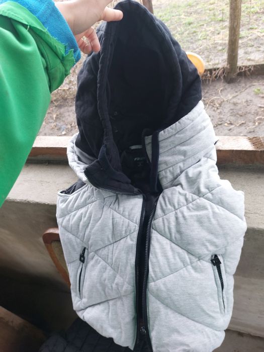 Vesta grosuta cu gluga