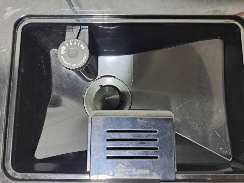 Кафемашина - Delonghi Eletta plus ECAM 44.620.S