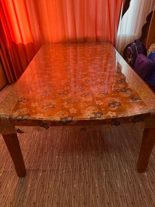 Стол деревянный для гостиной