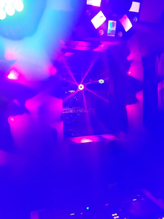 RGBW Moving Head flower with large zoom range and 6 x 12 W LED
EUROLIT