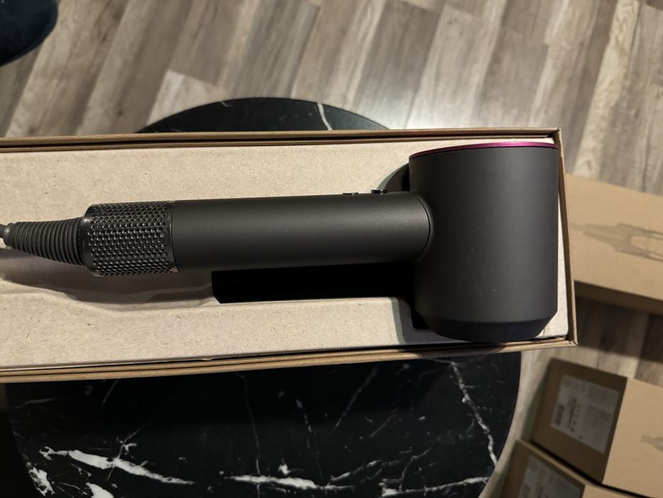 Feon Dyson Fuchsia si Roz