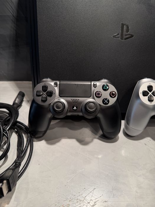 КАТО НОВ Ps4 Pro 1TB + 2 джойстика + Plants vs Zombies