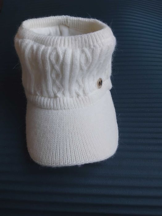 Дамска бяла зимна шапка - мека Ангора