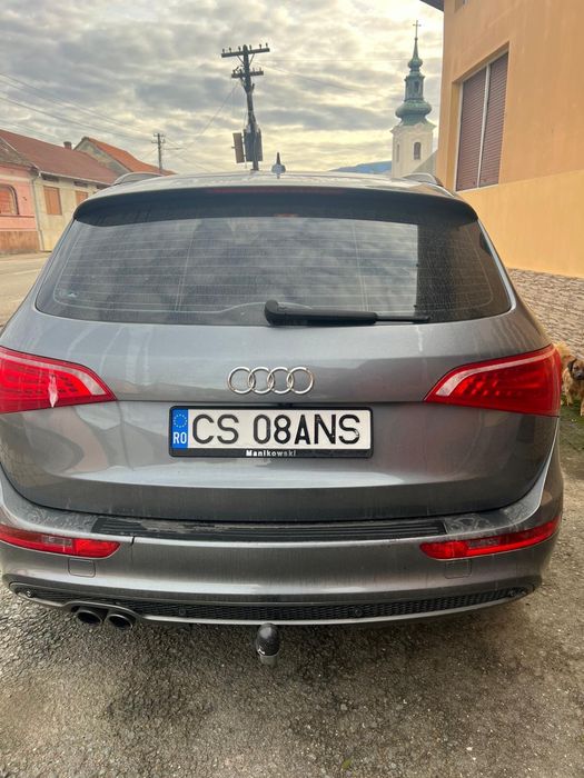 Audi Q5 S-line arata impecabil