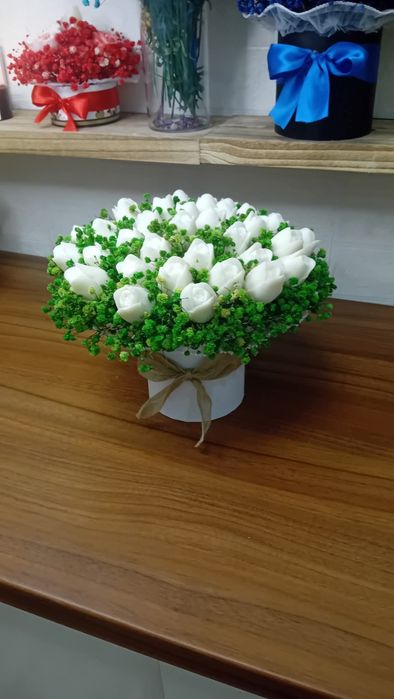 Aranjamente florale din ceară de soia și flori uscate
